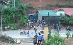 Bé gái bị cánh cổng nhà hàng xóm đổ vào người tử vong