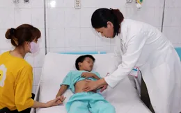 Bé trai vỡ dạ dày, vỡ ruột non do tay lái xe đạp đập vào bụng