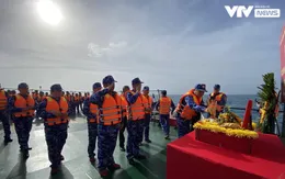 Thả hoa tưởng niệm các Anh hùng liệt sĩ và đồng bào ở vùng biển, thềm lục địa phía Tây Nam