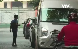 Ô tô bịt kín vỉa hè, đỗ ngay dưới biển cấm