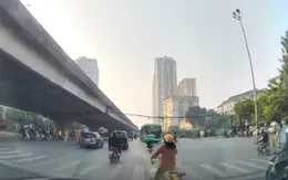 Người phụ nữ lớn tuổi điều khiển xe máy liên tục tạt đầu ô tô