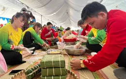 Công nhân hào hứng gói bánh chưng tại chương trình "Xuân rộn ràng" năm 2024