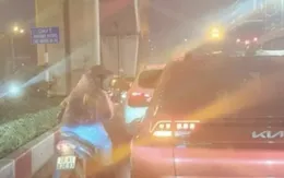 Công an triệu tập người đi xe máy chuyên gõ cửa ô tô xin tiền ở Hà Nội