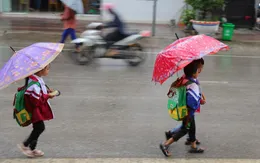 Học sinh Hà Nội nghỉ học vì rét, nhiều phụ huynh xoay sở phương án trông con