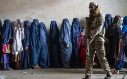 Taliban hạn chế phụ nữ chưa kết hôn được làm việc và đi lại