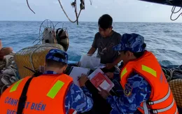 Vượt muôn sóng dữ, hiệp lực cùng ngư dân gỡ "Thẻ vàng" EC