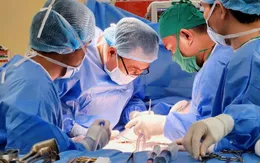 Mẹ hiến thận cứu con gái bị suy thận giai đoạn cuối