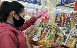 Giỏ quà Tết "bình dân" hút khách