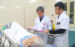 Phẫu thuật thành công cho 2 cụ bà “trăm tuổi” bị gãy xương đùi