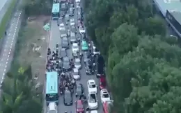 Nhiều tuyến đường Hà Nội tắc nghẽn ''không lối thoát'' ngày giáp Tết