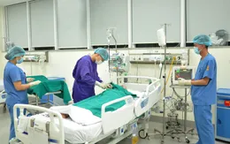 Ngừng tim phổi do sốc phản vệ độ 4