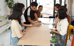 Thầy giáo dạy may cho phụ nữ yếu thế