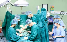 "Vá tim" cứu sống bé gái người Lào mắc trọng bệnh