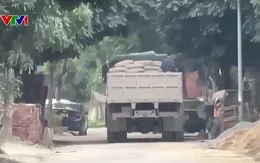 Người dân bức xúc vì bãi tập kết vật liệu trái phép gây ô nhiễm