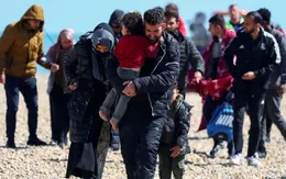 Số người di cư đến Anh bằng đường biển giảm 36% vào năm 2023