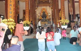 Người dân xứ Huế đi lễ chùa cầu bình an đầu năm