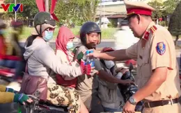 Người dân được phát nước và khăn lạnh miễn phí khi trở lại thành phố sau Tết