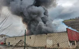 Cháy lớn tại nhà máy tái chế chứa 900 tấn pin lithium ở Pháp