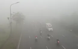 Người đi đường "lạc lối" giữa lớp sương mờ ảo, trắng xóa của Hà Nội