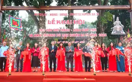 Du khách thập phương tham gia Lễ hội Tản Viên Sơn Thánh