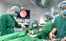 Đi khám vì thấy vướng cổ, người đàn ông phát hiện đỉa ký sinh trong họng