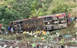 Vụ lật xe khách tại Kon Tum: Nguyên nhân ban đầu do không làm chủ tốc độ