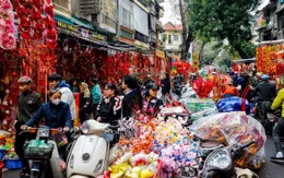 Phố cổ Hà Nội rực rỡ không khí Tết truyền thống