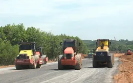Nhộn nhịp trên công trường cao tốc qua Quảng Bình và Quảng Trị