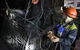 Thiếu nhân lực, phụ nữ Ukraine xuống hầm mỏ làm việc