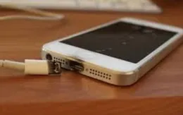 Bé gái dập nát bàn tay do điện thoại phát nổ