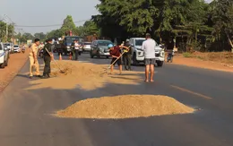 Dầu điều đổ ra đường khiến người dân té ngã, CSGT kịp thời xử lý