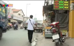 Người dân phải đi bộ dưới lòng đường vì vỉa hè bị lấn chiếm hết