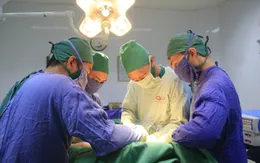 Nam thanh niên bị tắc ruột do u đại tràng góc gan