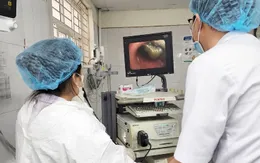 Đi khám vì ho kèm ra máu, bác sĩ gắp ra đỉa ký sinh trong khí quản