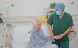 Cấp cứu cụ bà 102 tuổi bị sốc mất máu do chảy máu ung thư dạ dày