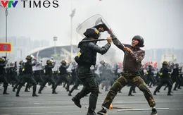 Cảnh sát cơ động biểu diễn dùng cổ đẩy xe ô tô, nằm trên bàn chông phá đá