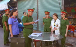 Bị khởi tố vì mang quan tài, rải vàng mã trước nhà chủ hụi để đòi nợ