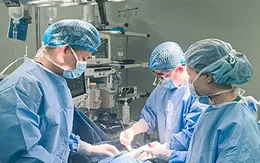 Bé trai bị đứt mạch máu sau khi va vào tủ kính đựng tài liệu