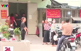 Cư dân treo băng rôn phản đối đặt bồn hoa, ghế đá làm đẹp cảnh quan