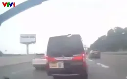 Xe khách đột ngột chuyển làn khiến xe sau va chạm mạnh