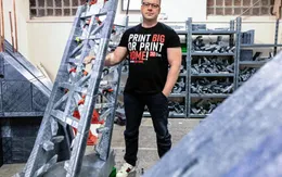 Tháp Eiffel khổng lồ từ nhựa tái chế