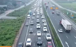 Ngày đầu nghỉ lễ, giao thông ùn ứ ở cửa ngõ ra vào Thủ đô