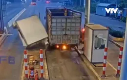 Nguy hiểm xe tải không cài chặt cửa khoang hàng