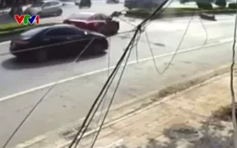 Phóng nhanh, xe máy lao vào dải phân cách