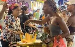 Công an lập hồ sơ xử lý người bán 500.000 đồng 3 quả dứa cho du khách nước ngoài