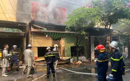 Cháy ki ốt bán đồ ăn trên đường Phạm Văn Đồng (Hà Nội)