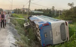 Xe khách lật nghiêng sau khi tông vào đuôi xe đầu kéo