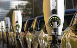 Nhiều nước bắt đầu thu phí xe điện