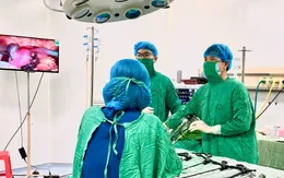 Cấp cứu thai phụ có 1 thai trong tử cung và 1 thai ngoài tử cung