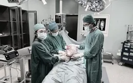 Bé gái mang trong người khối u buồng trứng nặng gần 12kg